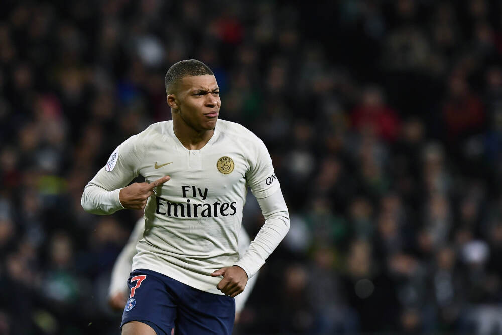 不在状态！半场波斯特4中1拿3分 穆迪2中0没得分